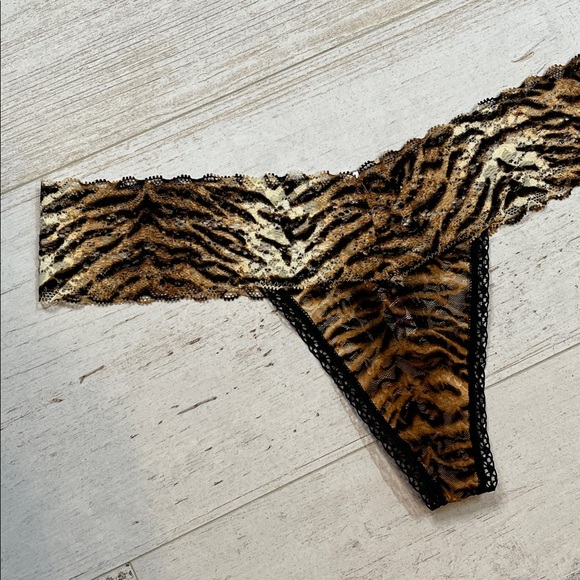 PINK Victoria's Secret Animal Print Lace Extra Low Rise Thong Panties Small - Picture 2 of 8